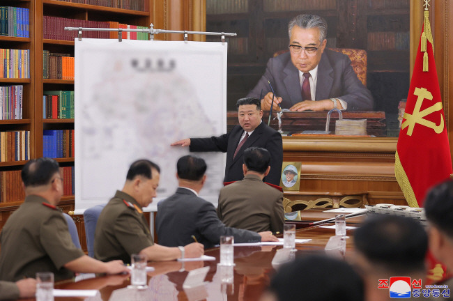 ‘김일성’앞에 한국 지도 걸어놓고… 김정은 북한 국무위원장이 서울과 육·해·공군 본부가 있는 충남 계룡대 부근을 손가락으로 가리키면서 공세적인 전쟁 준비를 지시하고 있다. 10일 조선중앙통신은 “노동당 중앙군사위원회 제8기 제7차 확대회의가 지난 9일 당중앙위원회 본부청사에서 진행됐다”고 보도했다.  연합뉴스