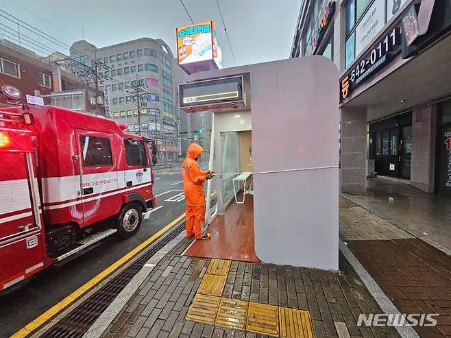 [통영=뉴시스] 홍정명 기자=10일 오전 경남 통영시 북신동 해모루아파트 앞 버스정류장이 강풍에 흔들린다는 신고를 받고 출동한 소방대원들이 결박 작업을 하고 있다.(사진=경남소방 제공) 2023.08.10. photo@newsis.com