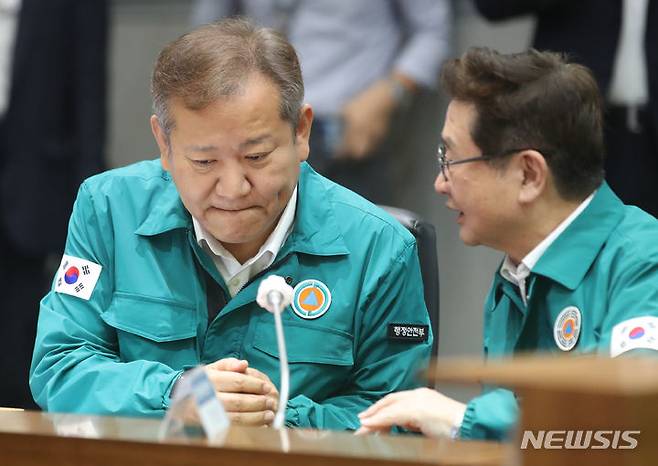 [서울=뉴시스] 김명원 기자 = 이상민(왼쪽) 행정안전부 장관과 박보균 문화체육관광부 장관이 10일 오전 서울 종로구 정부서울청사에서 열린 새만금 잼버리 비상대책반회의에 참석해 대화하고 있다. 2023.08.10. kmx1105@newsis.com