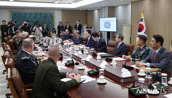 [서울=뉴시스] 홍효식 기자 = 윤석열 대통령이 10일 오후 서울 용산 대통령실 청사에서 열린 유엔사 주요 직위자 초청 간담회에서 발언하고 있다. (대통령실통신사진기자단) 2023.08.10. yesphoto@newsis.com