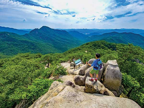 도명산道明山 정상의 광활한 조망. 가무낙도의 산 중 풍광이 백미인 곳으로 '도사가 도를 깨달았다'는 곳이다.