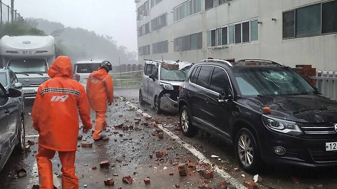 벽돌 떨어져 차량 파손된 경남 거제시 한 아파트 주차장