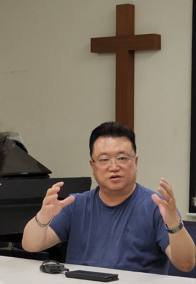 미국 LA 나눔선교회의 한영호 목사 (로스앤젤레스=연합뉴스) 양정우 기자 = 미국 로스앤젤레스(LA) 한인타운 내 나눔선교회를 이끌고 있는 한영호 목사가 지난달 23일(현지시간) 연합뉴스 이슈팀과 만난 자리에서 한인 청소년들의 마약 문제에 관해 이야기를 하고 있다. 2023. 8.10.
    eddie@yna.co.kr (끝)
