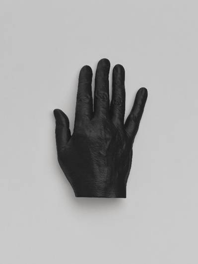 카타리나 프리치,Hand, 2020, Plaster and acrylic paint, 4.8x11.8x17.5cm ⓒthe artist / DACS. Photo ⓒ Ivo Faber. [화이트 큐브 제공. 재판매 및 DB 금지]