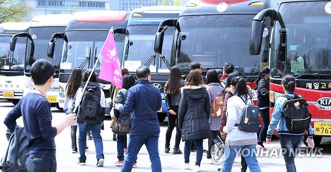 2018년 4월 경복궁 방문한 중국 단체관광객 [연합뉴스 자료사진]