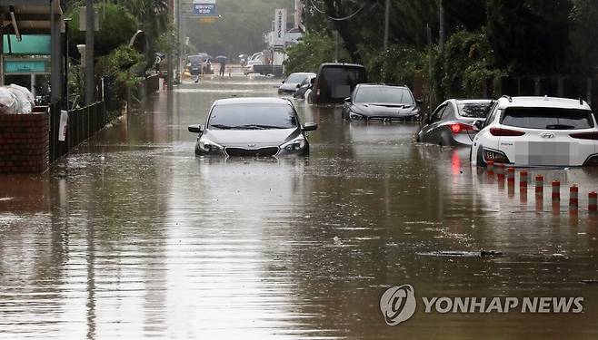 태풍 '카눈' 북상에 침수된 도로 (창원=연합뉴스) 정종호 기자 = 제6호 태풍 카눈이 북상한 10일 오전 경남 창원시 성산구에 시간당 60㎜가 넘는 폭우가 쏟아지면서 내동 한 도로에 차들이 물에 잠겨 있다. 2023.8.10