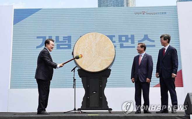 재외동포청 개청 기념 퍼포먼스하는 윤석열 대통령 (인천=연합뉴스) 임헌정 기자 = 윤석열 대통령이 5일 인천 송도 센트럴파크 UN광장에서 열린 재외동포청 개청 기념행사에서 유정복 인천시장, 이기철 재외동포청장(오른쪽)과 함께 대형 북을 세 번 치는 퍼포먼스를 하고 있다. 2023.6.5 kane@yna.co.kr