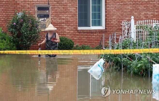 성인 무릎까지 찬 빗물 (창원=연합뉴스) 김동민 기자 = 제6호 태풍 '카눈'이 지나간 10일 오후 경남 창원시 의창구 북면 신촌리 주택에 성인 무릎 높이까지 물이 차 있다. 2023.8.10 image@yna.co.kr