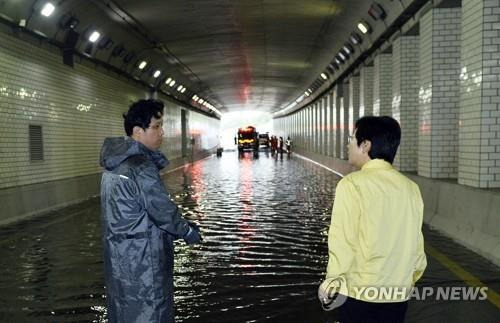 어진지하차도 침수 현장 찾은 이순열 세종시의장     (세종=연합뉴스) 제6호 태풍 '카눈'이 북상하면서 강풍을 동반한 폭우가 쏟아진 10일 이순열 세종시의회 의장(오른쪽)이 물에 잠기면서 교통이 통제된 어진지하차도를 찾아 피해 상황을 살피고 있다.  세종시는 배수와 청소를 거쳐 이날 오후 9시께 어진지하차도를 개통할 계획이다. 2023.8.10 [세종시의회 제공. 재판매 및 DB 금지]