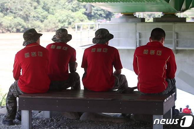 19일 오전 경북 예천군 보문면 미호리 하천에서 실종자를 수색하던 해병대원 1명이 급류에 휩쓸려 실종된 가운데 수색을 중단한 해병대원들이 낙동강 삼강교 아래서 하염없이 강물만 바라보고 있다. 2023.7.19/뉴스1 ⓒ News1 공정식 기자