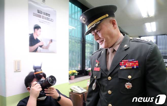 지난달 집중호우 피해 실종자 수색작전 중 순직한 고(故) 채수근 상병 사고 조사결과 보고서를 경찰에 이첩했던 박정훈 전 해병대 수사단장(대령)이 11일 오전 용산구 국방부 소재 국방부 검찰단에 출석하고 있다. 박 전 해병대 수사단장은 기자단에 입장문을 보내 국방부 검찰단의 소환조사에 응하지 않겠다고 밝혔다. 2023.8.11/뉴스1 ⓒ News1 이동해 기자