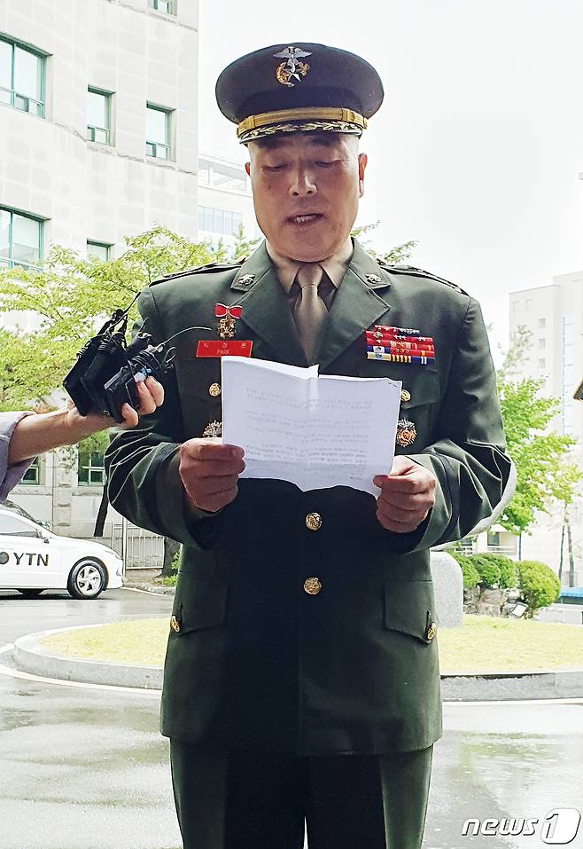 지난달 집중호우 피해 실종자 수색작전 중 순직한 고(故) 채수근 상병 사고 조사결과 보고서를 경찰에 이첩했던 박정훈 전 해병대 수사단장(대령)이 11일 오전 용산구 국방부 검찰단에 출석해 입장을 밝히고 있다. 박 전 해병대 수사단장은 이날 국방부 검찰단의 소환조사에 응하지 않겠다고 밝혔다. 2023.8.11/뉴스1 ⓒ News1 박응진 기자