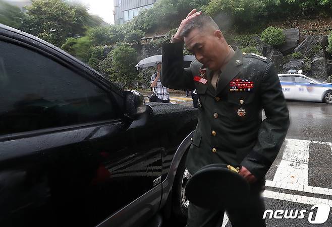 지난달 집중호우 피해 실종자 수색작전 중 순직한 고(故) 채수근 상병 사고 조사결과 보고서를 경찰에 이첩했던 박정훈 전 해병대 수사단장(대령)이 11일 오전 용산구 국방부 소재 국방부 검찰단에 출석해 입장을 밝힌 뒤 이동하고 있다.2023.8.11/뉴스1 ⓒ News1 이동해 기자