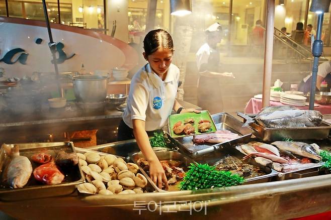 저녁 리조트 앞 해변에서 해산물 BBQ 디너를 즐길 수 있다 (사진. 김관수)