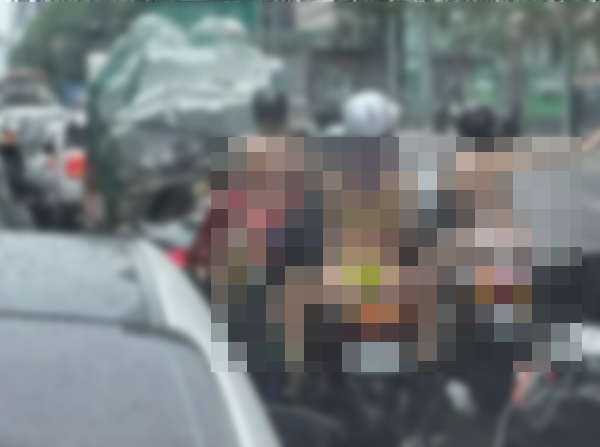 대낮에 강남 일대를 비키니차림으로 활보한 남녀(사진=온라인커뮤니티 캡처)
