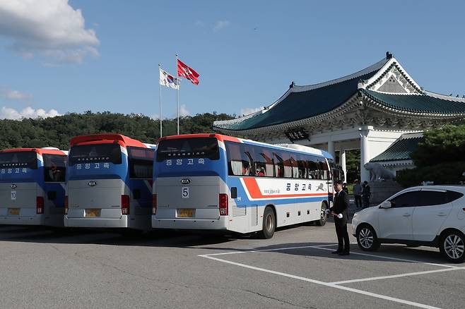 지난 8일 오후, 서울현충원에 도착한 영국 스카우트 대원들이 버스에서 내리지 않고 있다. / 고운호 기자