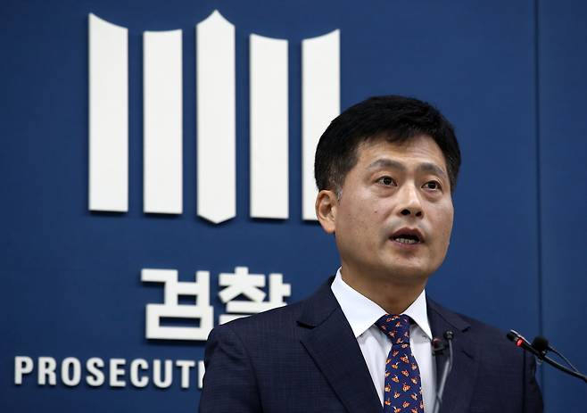 김수민 서울중앙지방검찰청 형사3부장검사가 11일 오전 서울 서초구 서울고등검찰청에서 서울 관악구 신림동 흉기 난동 피의자인 조선의 구속기소 관련 브리핑을 하고 있다./뉴시스