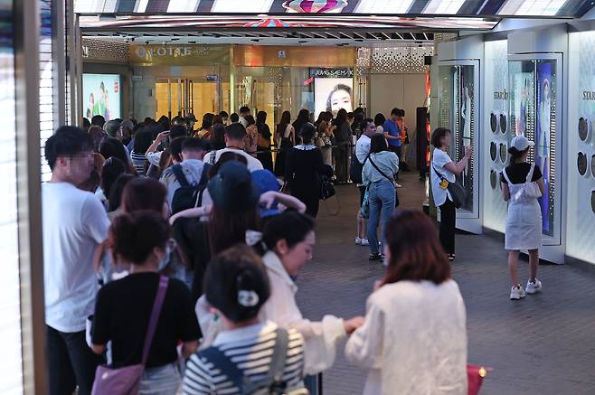 중국이 자국민의 한국 단체여행을 허용하기로 함에 따라 국내 여행·호텔·면세업계의 기대감이 고조되는 가운데 11일 오전 서울 중구 롯데면세점 명동본점에서 외국인 관광객들이 입장을 위해 대기하고 있다. /연합뉴스