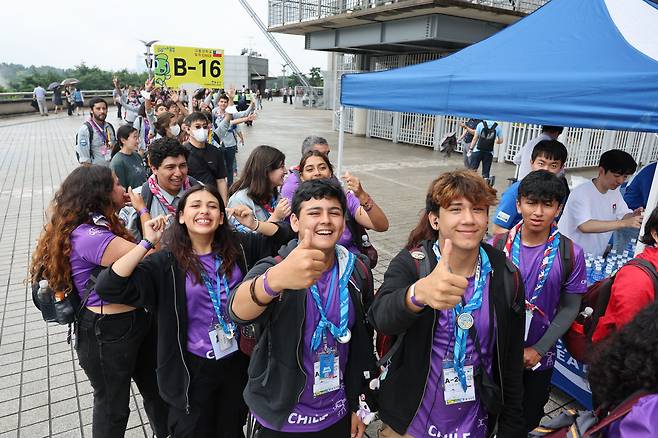 11일 서울 마포구 서울월드컵경기장 인근에서 2023 새만금 세계스카우트잼버리에 참가한 대원들이 폐영식과 K팝 슈퍼 라이브 콘서트를 보기 위해 경기장으로 향하고 있다. /연합뉴스