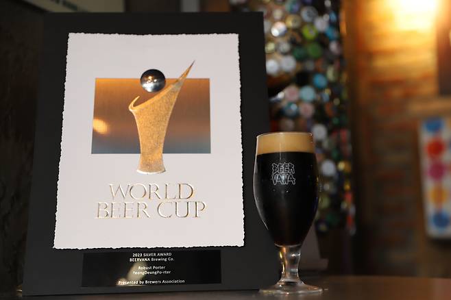 월드비어컵 은메달 상패와 그 상을 받은 비어바나의 흑맥주 '영등포터'. /비어바나