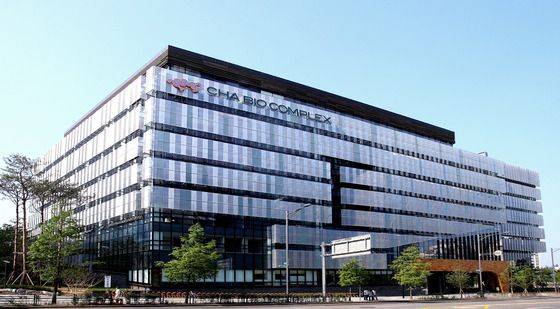 차바이오텍은 연결 재무제표 기준 올해 상반기 매출이 역대 최대 실적인 4762억원으로, 지난해 같은 기간보다 19% 증가한 것으로 잠정 집계됐다고 11일 밝혔다. 같은 기간 영업이익과 당기순이익은 각각 135억원, 89억원으로 흑자전환했다. 사진은 차바이오텍 판교 사옥./차바이오텍