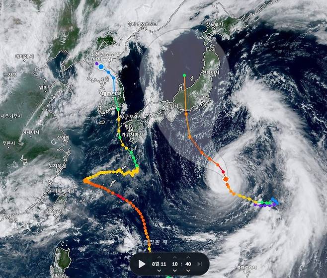11일 오전 10시 40분 기준 6호 태풍 '카눈'(왼쪽)과 7호 '란' 경로. 사진=줌어스 캡처