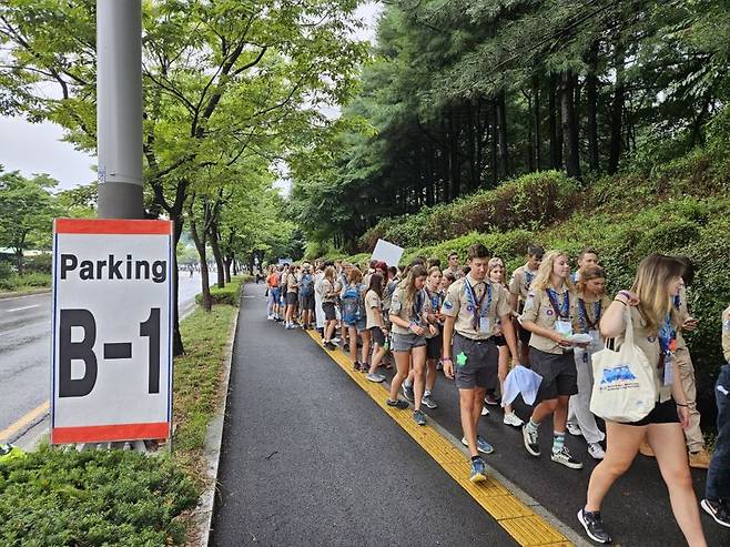 11일 서울 상암월드컵경기장에서 열린 '2023 새만금 세계스카우트잼버리' 폐영식에 참석한 스카우트 대원들이 차에서 내려 행사장으로 이동하고 있다. 이날 정부와 경찰 등은 월드컵로와 DMC랜드마크 부지 등을 임시 주차장으로 활용했다. 사진=최재성 기자