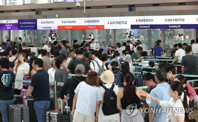 지난 6일 인천국제공항 제1터미널이 이용객으로 붐비고 있다. 연합뉴스