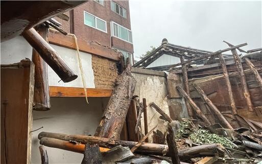10일 한반도를 관통 중인 제6호 태풍 ‘카눈’의 영향으로 지붕이 무너진 서울 종로구 필운동의 한옥 건물 모습 . 종로소방서 제공