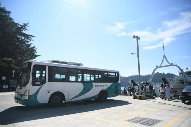 지난 2일 경남 통영 한산도제승당선착장에 여객선이 도착하는 시간에 맞춰 마을버스가 대기하고 있다. 통영항여객선터미널에서 추봉도 간 직항은 하루 두 번뿐이지만 한산도를 거치면 한 시간에 한 번씩 배를 탈 수 있다. 통영=박은경 기자