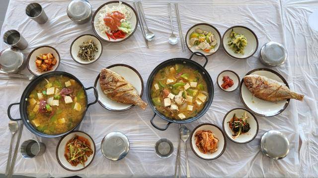 복합건물 1층 식당에서는 주민들이 직접 키운 제철 농수산물로 만든 든든한 한 끼를 맛볼 수 있다. 통영= 박은경 기자