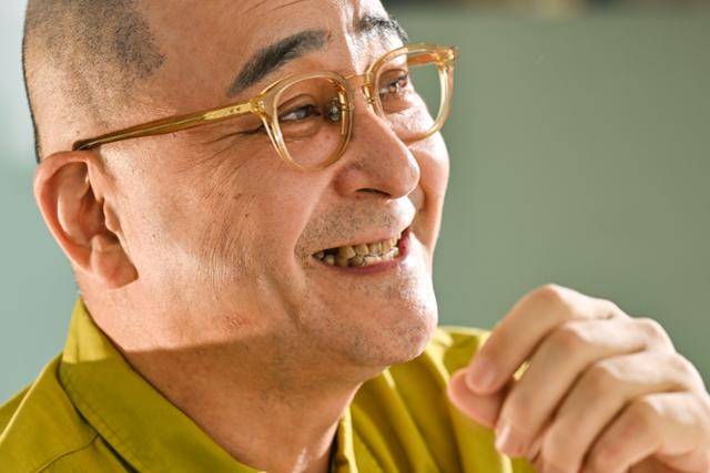 그는 머리칼을 민 상태다. 자유로움이 느껴졌다. “평생 로망이었는데 카메라 앞에 서는 일을 하는 동안엔 시도하지 못하다가 카메라 뒤에 서는 일을 하면서 실현했다”고 말했다. 최주연 기자