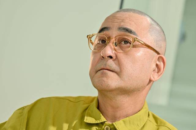 그는 일주일 중 절반은 강원 양양군에 마련한 거처에서 지낸다. 양양은 전국에서 가장 공기가 맑은 곳 중 하나다. 간질성 폐질환도 잘 관리해 좋은 상태를 유지하고 있다. 맨발 걷기도 그의 중요한 일과다. 최주연 기자