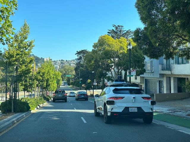 미국 캘리포니아주 샌프란시스코시 도로 위를 달리고 있는 알파벳(구글 모회사) 웨이모의 자율주행택시. 운전석에 보조 운전자가 탑승한 상태로 운행 중이었다. 샌프란시스코=이서희 특파원