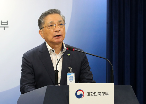 이한준 한국토지주택공사(LH) 사장이 지난달 31일 오후 서울 종로구 정부서울청사에서 LH 무량판 구조 조사결과를 발표하고 있다. [사진=뉴시스]