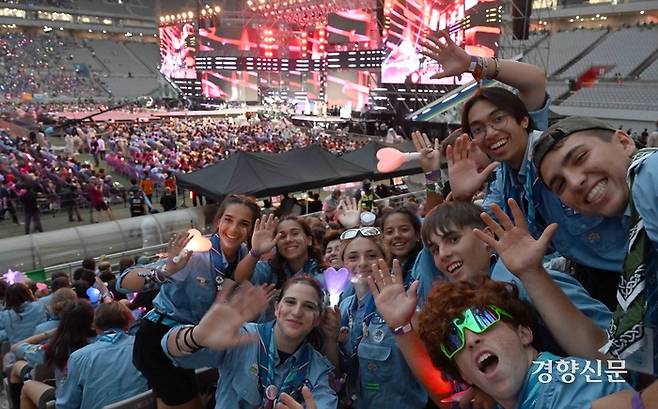 2023 새만금 세계스카우트잼버리 K팝 슈퍼라이브 콘서트가 열린 11일 서울 마포구 서울월드컵경기장에서 대원들이 콘서트를 즐기고 있다.  사진공동취재단