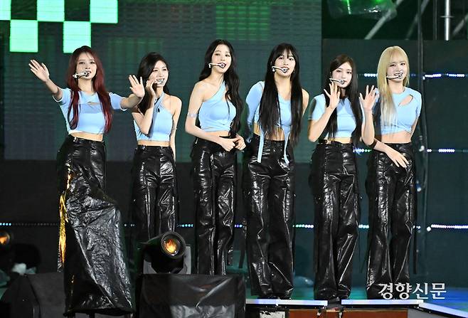 11일 오후 서울 마포구 서울월드컵경기장에서 열린 ‘2023 새만금 세계스카우트잼버리 K팝 슈퍼 라이브 콘서트’에서 그룹 아이브가 공연을 펼치고 있다. 사진공동취재단