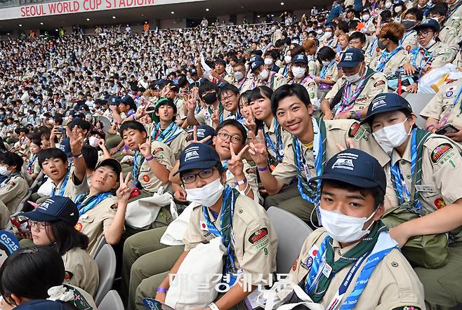 잼버리 폐영식 2023 새만금 세계스카우트잼버리 폐영식이 열린 11일 서울 마포구 서울월드컵경기장에서 대원들이 폐영식을 보며 즐거운 시간을 보내고 있다. 2023. 08. 11. 사진공동취재단