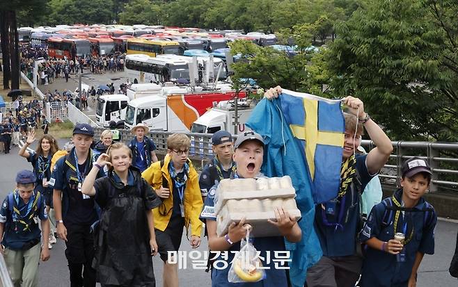 잼버리 마지막 일정 잼버리 퇴영식을 앞두고 11일 서울 마포구 상암동 서울월드컵 경기장에서 각국 대표단 대원들이  입장하고있다. 2023.8.11 [김호영기자]