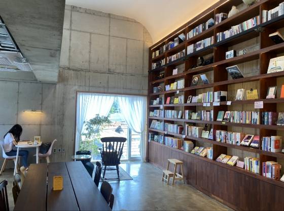 바라타리아 책방의 2층 서가./사진=남형도 기자