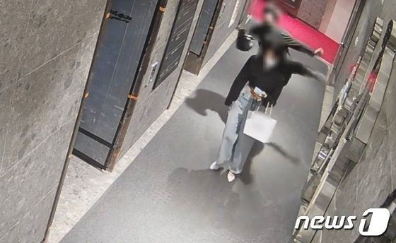 이른바 '부산 돌려차기' 사건의 가해자 A씨는 지난해 5월22일 새벽, 부산 서면에서 귀가하던 피해자를 뒤쫓아가 오피스텔 1층 복도에서 발차기로 쓰러뜨린 뒤 CCTV 사각지대로 끌고 갔다. 강간과 살인을 하려다 미수에 그친 혐의를 받는다./사진제공=뉴스1