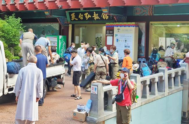 2023 세계스카우트 잼버리 일본 참가자들이 11일 충북 단양군 영춘면 구인사에서 퇴소하기 위해 짐을 옮기고 있다. 뉴시스