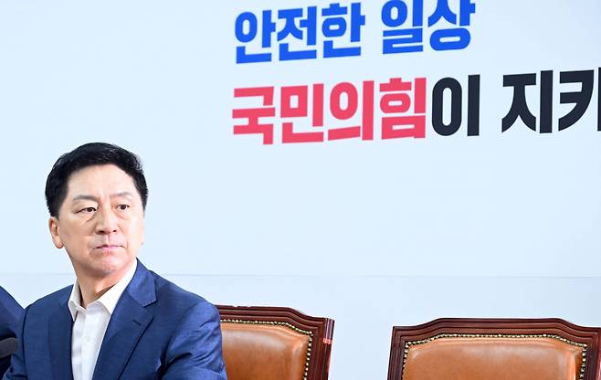 김기현 국민의힘 대표가 7일 오전 서울 여의도 국회에서 열린 최고위원회의에 참석하고 있다. 이상섭 기자