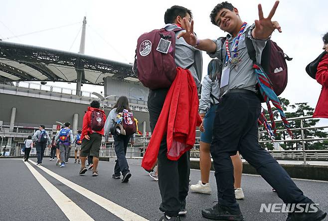 [서울=뉴시스] 사진공동취재단 = 2023 새만금 세계스카우트잼버리에 참가한 스카우트 대원들이 11일 서울 마포구 서울월드컵경기장에서 열릴 예정인 폐영식과 K팝 슈퍼라이브 콘서트에 참석하기 위해 이동하고 있다. 2023.08.11. <a href='mailto:photo@newsis.com'>photo@newsis.com</a>