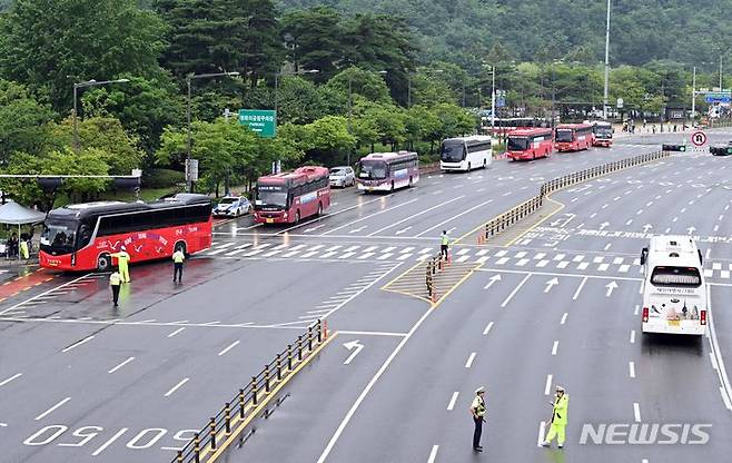 [서울=뉴시스] 사진공동취재단 = 11일 서울 마포구 서울월드컵경기장에서 2023 새만금 세계스카우트잼버리 폐영식과 K팝 슈퍼라이브 콘서트가 열릴 예정인 가운데 스카우트 대원들이 탑승한 버스가 이동하고 있다. 2023.08.11. <a href='mailto:photo@newsis.com'>photo@newsis.com</a>