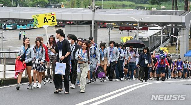 [서울=뉴시스] 사진공동취재단 = 2023 새만금 세계스카우트잼버리에 참가한 스카우트 대원들이 11일 서울 마포구 서울월드컵경기장에서 열릴 예정인 폐영식과 K팝 슈퍼라이브 콘서트에 참석하기 위해 이동하고 있다. 2023.08.11. <a href='mailto:photo@newsis.com'>photo@newsis.com</a>