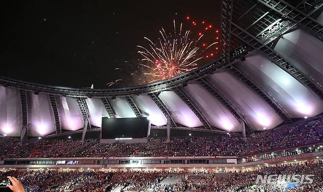[서울=뉴시스] 사진공동취재단 = 11일 오후 서울 마포구 서울월드컵경기장에서 열린 ‘2023 새만금 세계스카우트잼버리 K팝 슈퍼 라이브 콘서트’에서 불꽃놀이가 진행되고 있다. 2023.08.11. photo@newsis.com