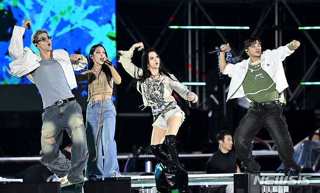 [서울=뉴시스] 사진공동취재단 = 11일 오후 서울 마포구 서울월드컵경기장에서 열린 ‘2023 새만금 세계스카우트잼버리 K팝 슈퍼 라이브 콘서트’에서 그룹 카드가 공연을 펼치고 있다. 2023.08.11. photo@newsis.com