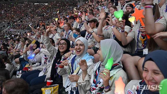 [서울=뉴시스] 사진공동취재단 = 11일 서울 마포구 서울월드컵경기장에서 열린 2023 새만금 세계스카우트잼버리 K팝 슈퍼라이브 콘서트에서 스카우트 대원들이 공연을 즐기고 있다. 2023.08.11. photo@newsis.com