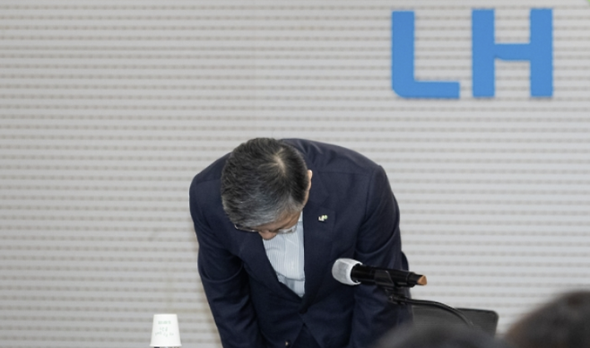 이한준 한국토지주택공사(LH) 사장이 지난 2일 서울 강남구 LH 서울지역본부에서 열린 건설카르텔과 부실시공 근절을 위한 LH 책임관계자 긴급대책회의에 앞서 고개 숙여 사과하고 있다. 뉴스1